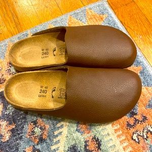Birkenstock brown clogs